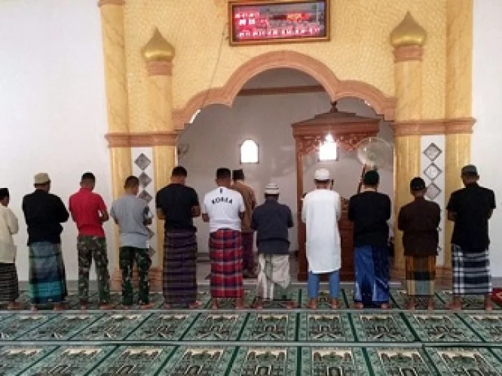 Ketika Imam Shalat Batal, Bagaimana Sikap Makmum?
