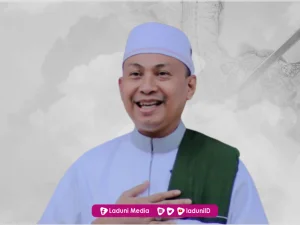 Biografi KH. Lukman Al Karim Pengasuh Pesantren Bahrul Maghfiroh Malang