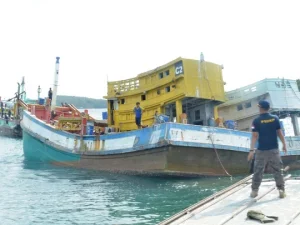 KKP Bersama Kejaksaan Batam Tenggelamkan 10 Kapal Pelaku Illegal Fishing