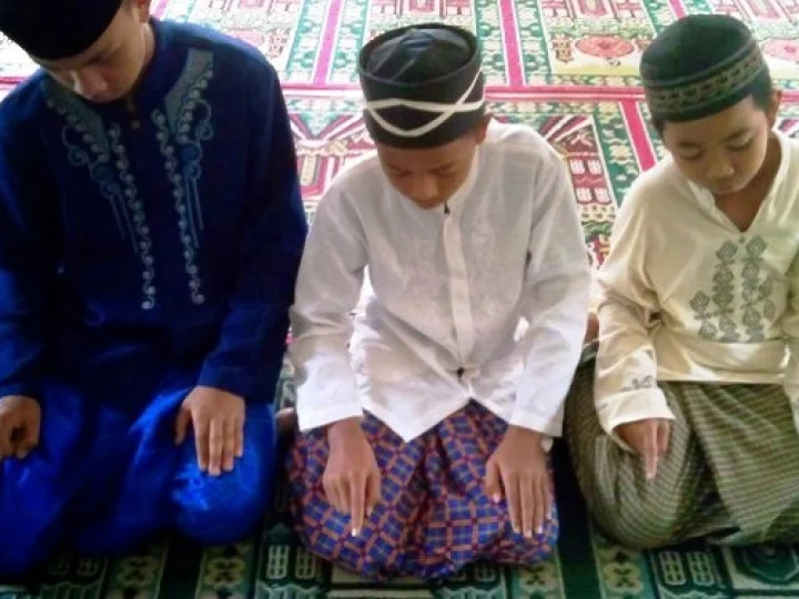 Kapan Mengangkat Jari Telunjuk Saat Tahiyat?
