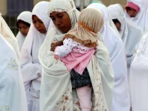 Shalat Menggendong Anak Yang Pakai Pampers