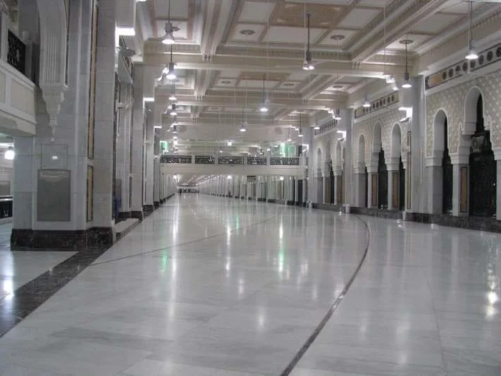 Dibalik Kisah Marmer Penyerap Panas yang Ada di Masjidil Haram dan Masjid Nabawi