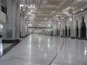 Dibalik Kisah Marmer Penyerap Panas yang Ada di Masjidil Haram dan Masjid Nabawi
