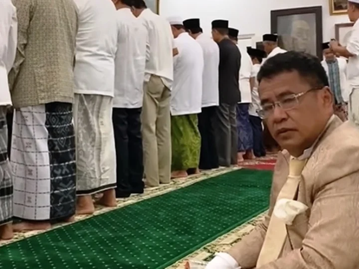 Non Muslim Shalat di Masjid