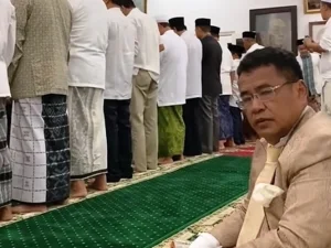 Non Muslim Shalat di Masjid