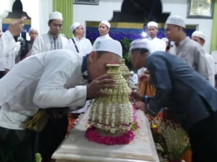 Hukum Mencium Batu Nisan Para Wali disunahkan Dengan Niat Mencari Berkah