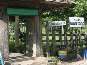 Ijazah Cara Tawasul Kiai Mahrus Aly Lirboyo di Makam Para Wali