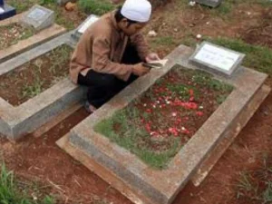 Larangan Duduk di Atas Kuburan