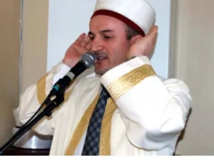 Adab Ketika Mendengarkan Adzan
