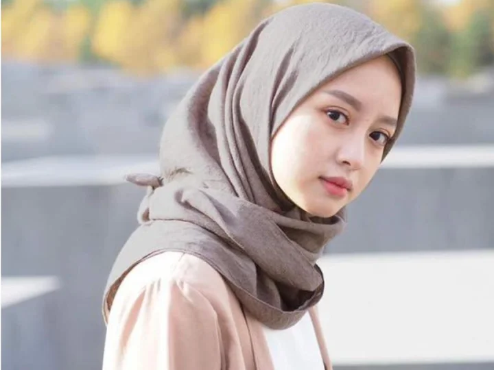Salah Memahami Terjemahan: Kasus Model Kerudung Lipat Ke Belakang