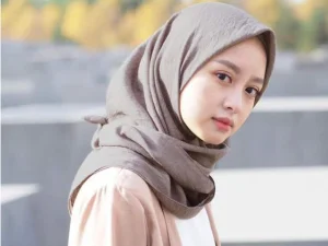 Salah Memahami Terjemahan: Kasus Model Kerudung Lipat Ke Belakang