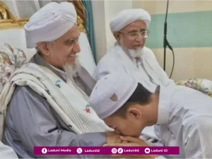 Kesunnahan Mencium Tangan Ulama Sholeh