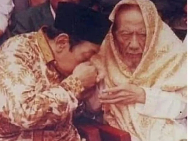 Bukti Kewalian Gus Dur Saat Kunjungi Syekh Yasin Al Fadani