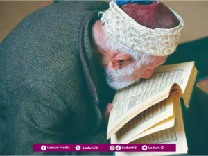 Dalil Dibolehkannya Mencium Mushaf Al-Qur'an sebagai Bentuk Penghormatan