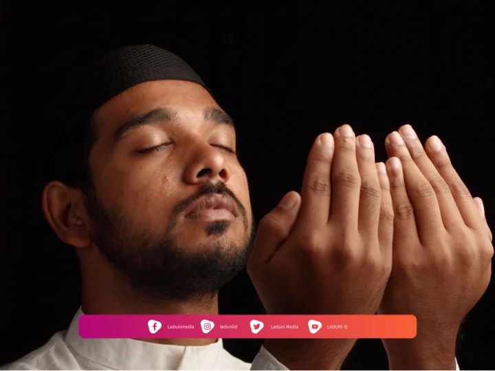 Hukum Shalat Sambil Memejamkan Mata