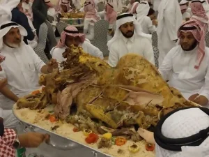 Perbedaan Paradigma Membuat Makan Kambing Jadi Terasa “Aneh”