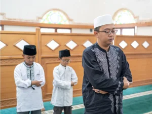 Jika Ingin Bermakmum, Menepuk Pundak Imam atau Mengeraskan Takbir?