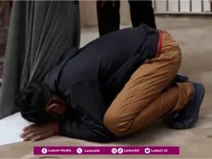 Hukum Mencium Kaki Orang Tua dan Orang Sholeh