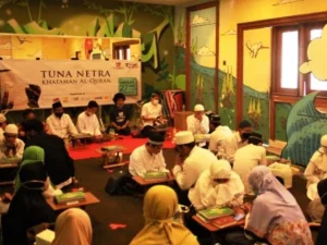 Belasan Tuna Netra Surabaya Khataman Al Quran Braile