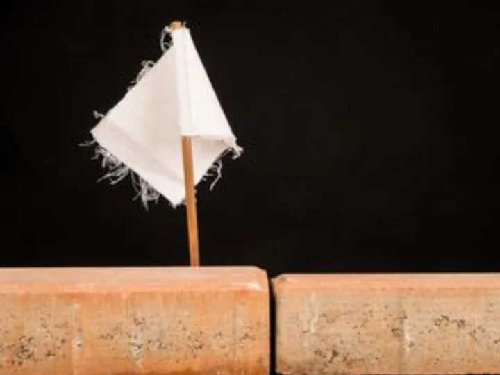 Bendera Putih, Perang dan Penghianat 