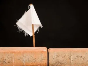 Bendera Putih, Perang dan Penghianat 