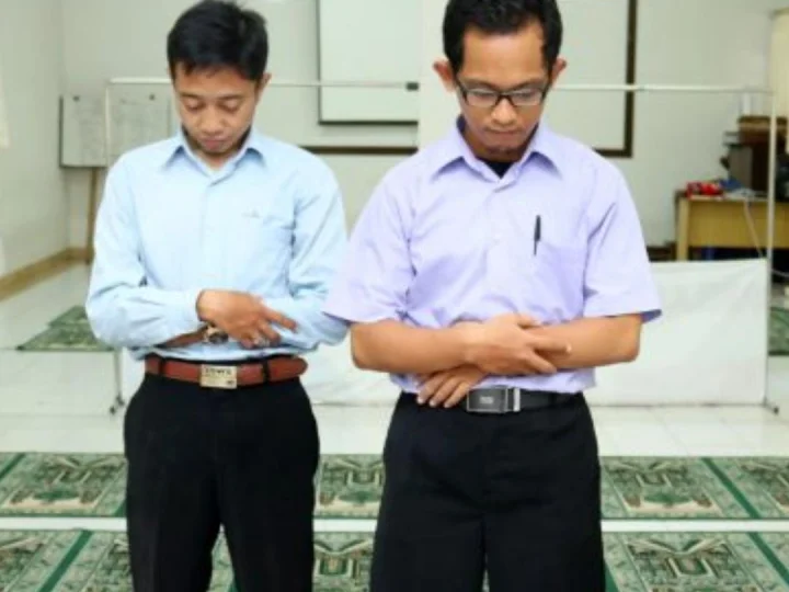 Posisi Makmum Sejajar dengan Imam atau Mundur Sedikit? Ini Penjelasan KH. Ma’ruf Khozin