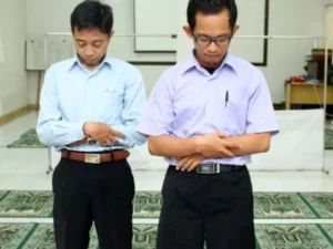Posisi Makmum Sejajar dengan Imam atau Mundur Sedikit? Ini Penjelasan KH. Ma’ruf Khozin