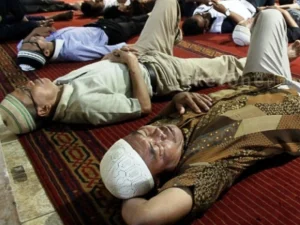 Hukum Tidur di Masjid