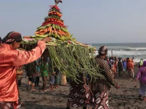 Memilah Agama dan Budaya
