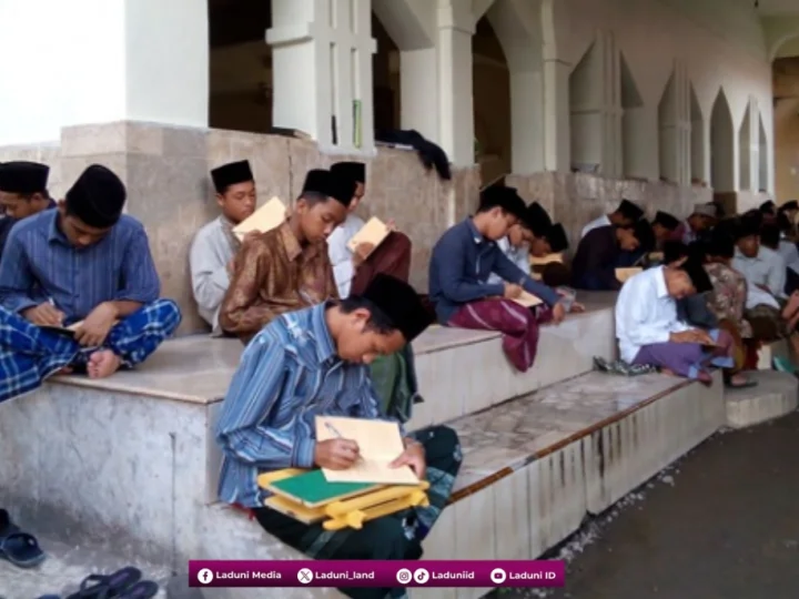 Keunikan dan Nyelenehnya Santri
