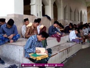 Keunikan dan Nyelenehnya Santri