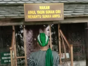 Ziarah Wali Songo: Maqbarah Sunan Giri