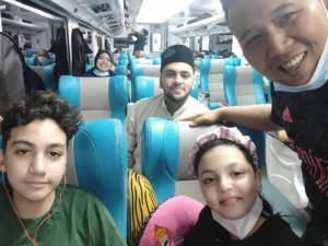 Syekh Ammar Al-Rafati Al-Jailani Antar Putra-Putri Mondok di Pesantren Salafiyah Syafi’iyah Sukorejo