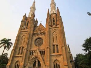 Hukum Mewakafkan Harta Benda untuk Gereja