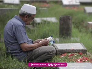 Ini Balasan Orang yang Berziarah ke Makam Orang Tua di Hari Jumat