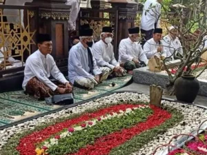 Kiai Miftah, Gus Mus dan Pengurus PBNU Ziarah ke Muassis NU, Ini Pesan Gus Mus