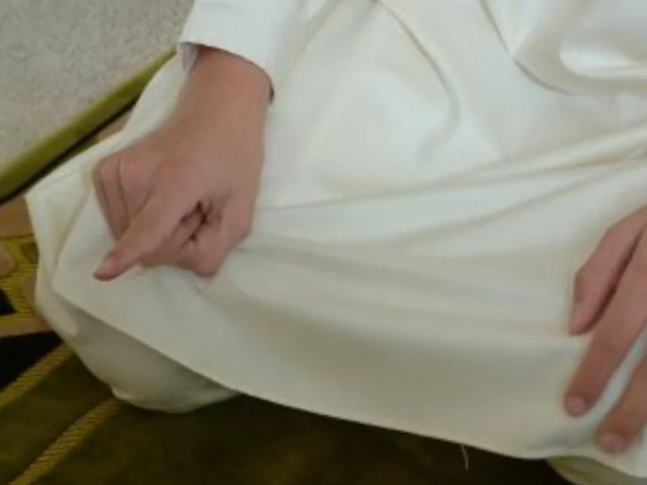 Mengangkat Jari Telunjuk Saat Tahiyat Menurut 4 Imam Madzhab