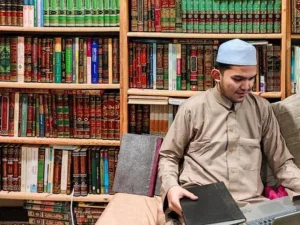 Kisah Seorang Penulis yang Bermesraan dengan Buku