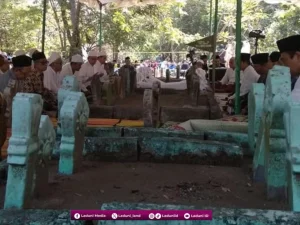 Ziarah Makam KH. Ahmad Abdul Hamid Kendal, Pencipta Wallahul Muwaffiq ila Aqwamith Thariq