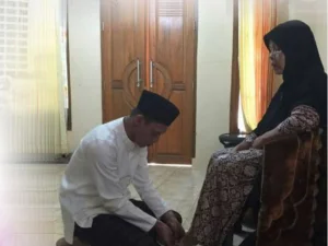 Apakah Anak Wajib Menafkahi Orang Tuanya?