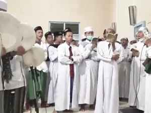 Hukum Berdiri Ketika Membaca Barzanji