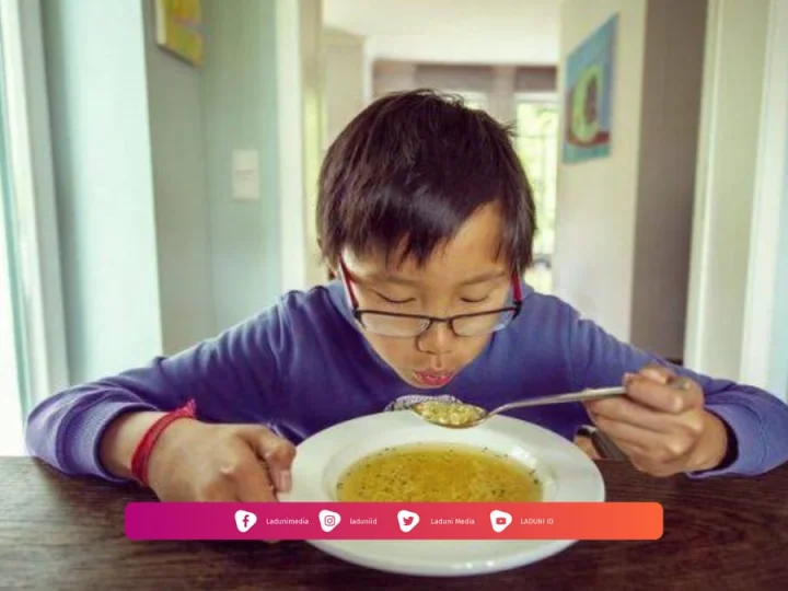 Mengapa Nabi SAW Melarang Meniup Makanan dan Minuman Panas?