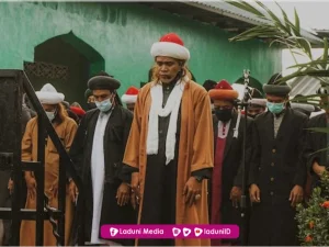 Hukum Bermakmum Kepada Orang yang Tidak Disukai