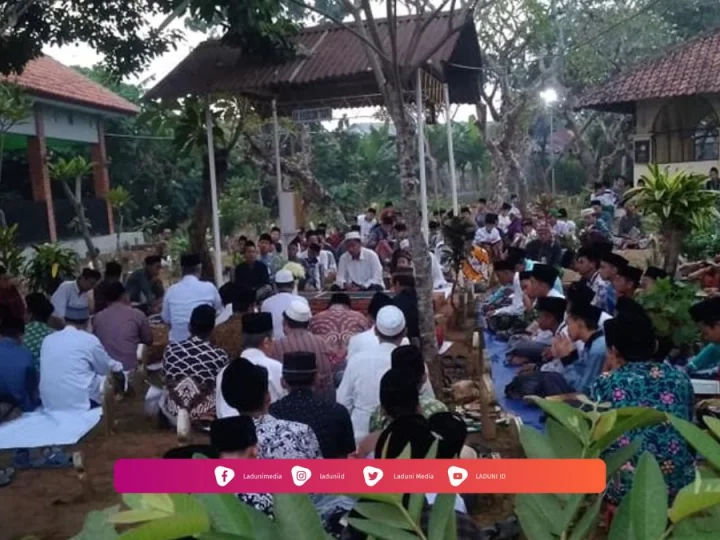 Ziarah di Makam KH. Khudlori Tabri, Ulama Simbang Kulon