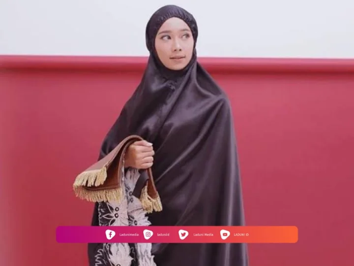 Hukum Shalat Menggunakan Mukena yang Transparan