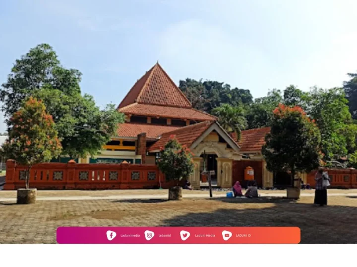 Ziarah di Makam Syekh Jumadil Kubro, Gurunya para Walisongo