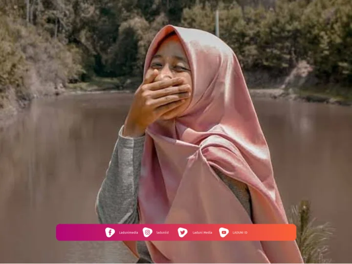 Adab Tertawa dalam Islam dan Landasan Hadisnya