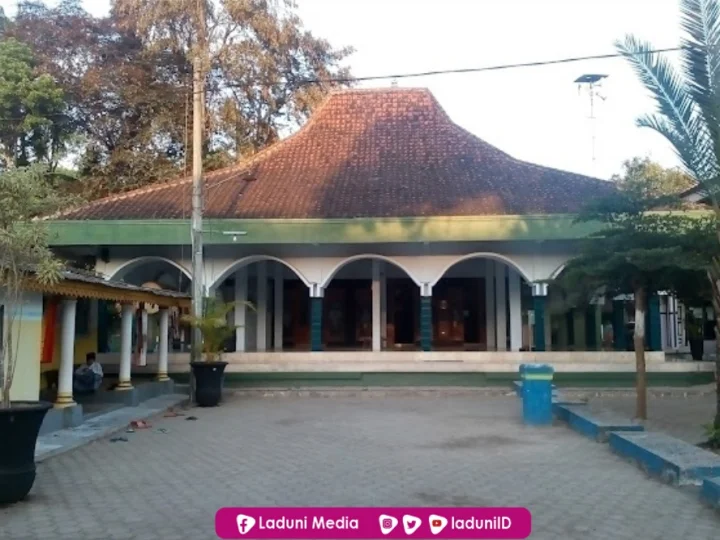Ziarah di Makam KH. Abbas Hasan Munadi, Muasis Pesantren Al-Azhar Tugung Banyuwangi
