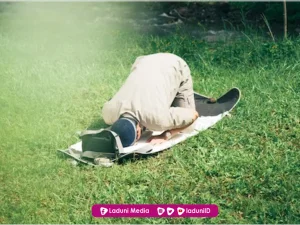 Tetaplah Shalat Walau Kepikiran Utang