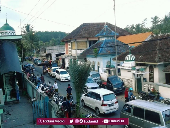 Ziarah di Makam KH. Khotib Umar, Pengasuh Pesantren Raudlatul Ulum Jember
